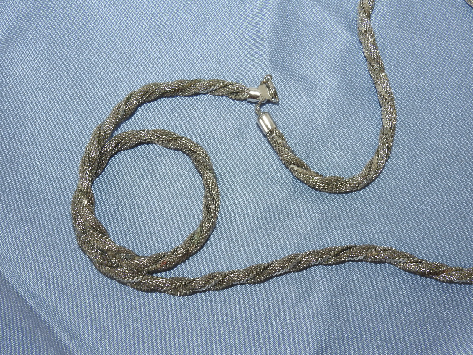 금속실이 장식된 목걸이