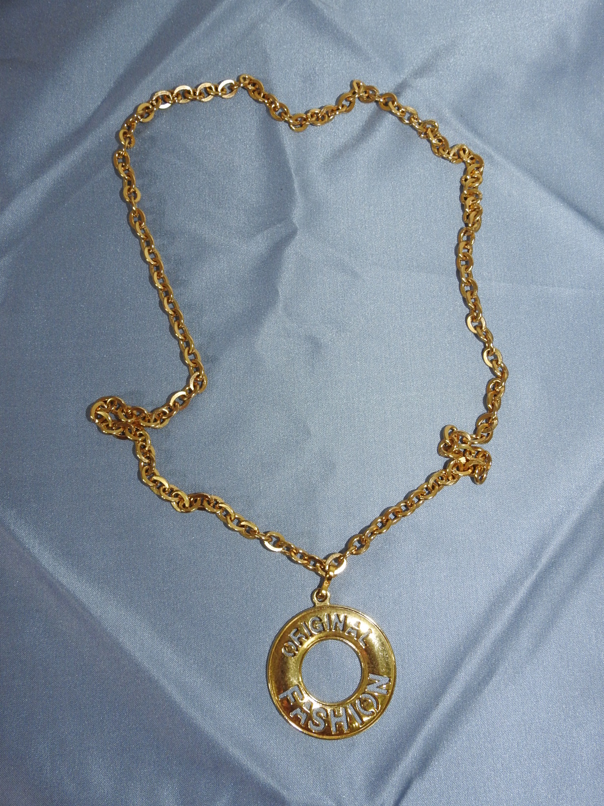 금속재질의 목걸이