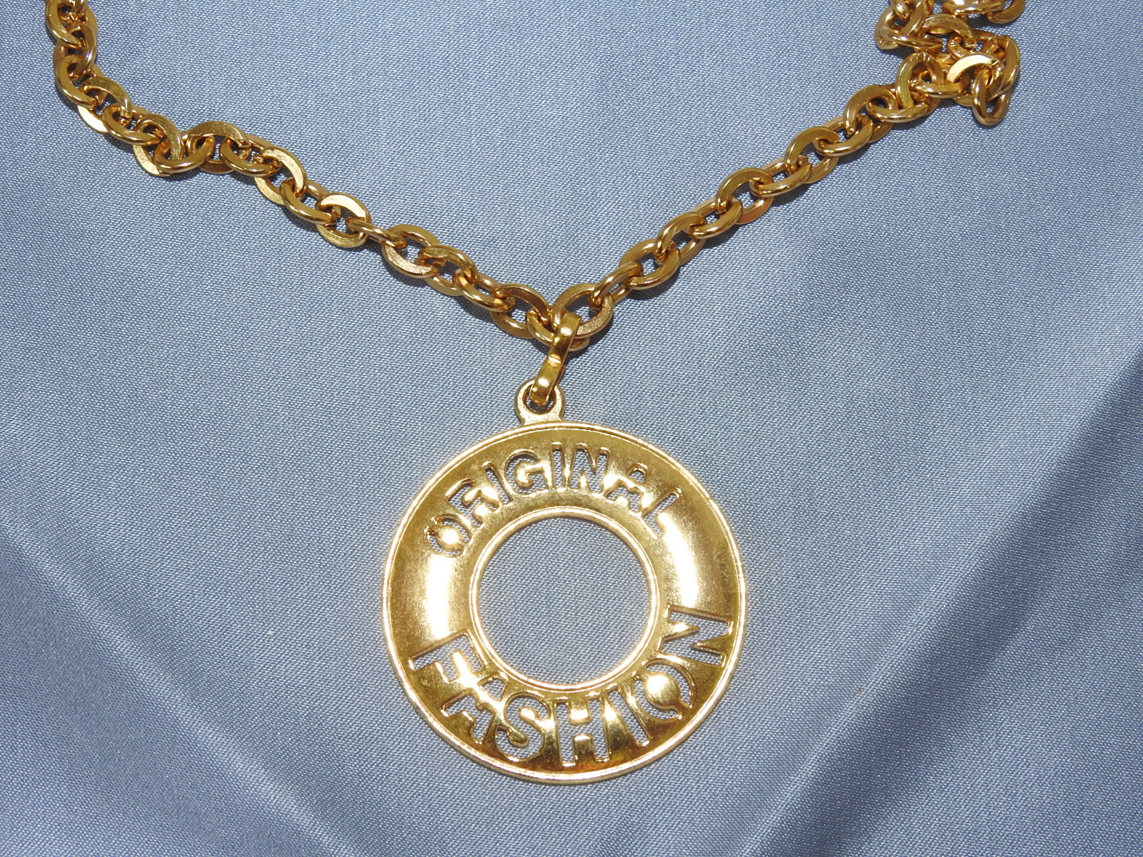 금속재질의 목걸이