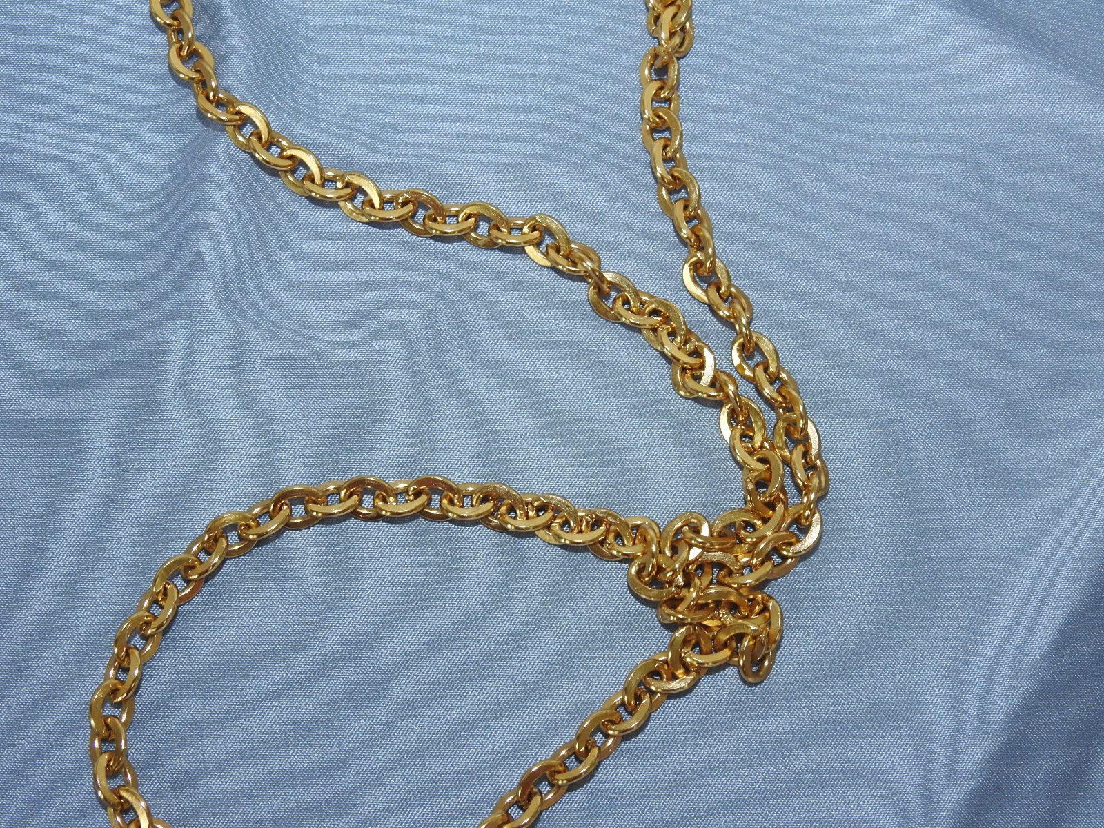 금속재질의 목걸이