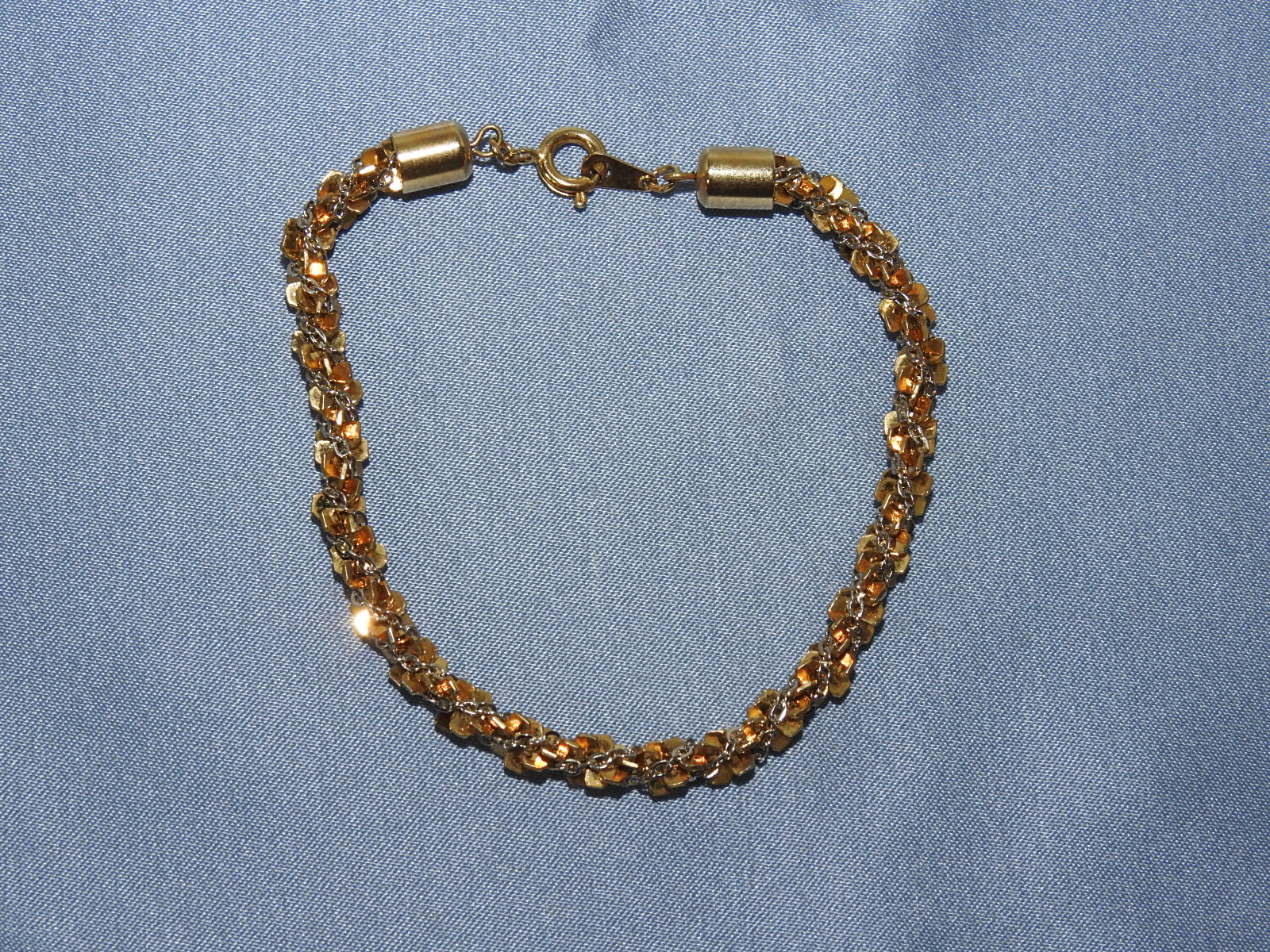 금속재질로된 팔찌