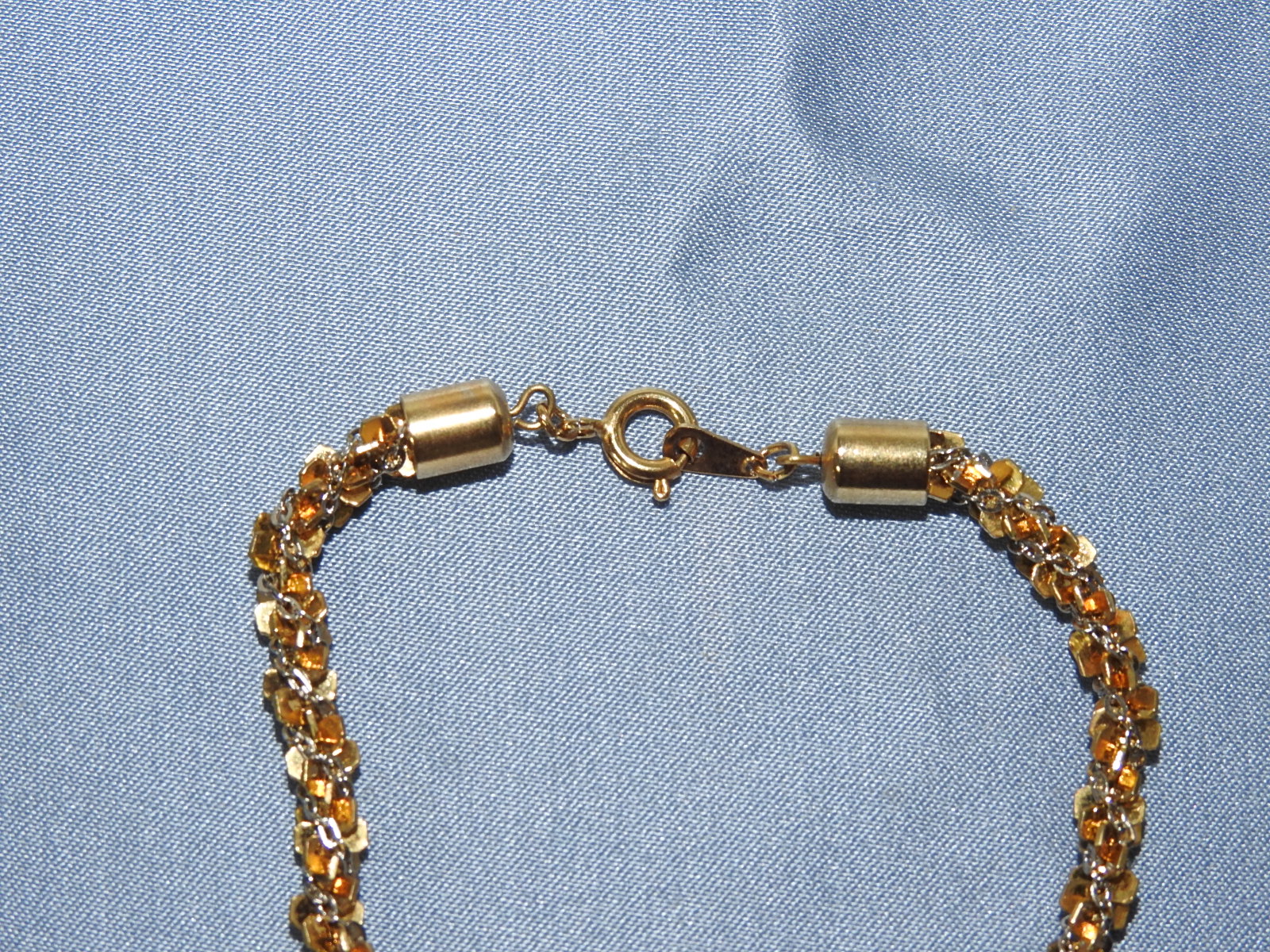 금속재질로된 팔찌