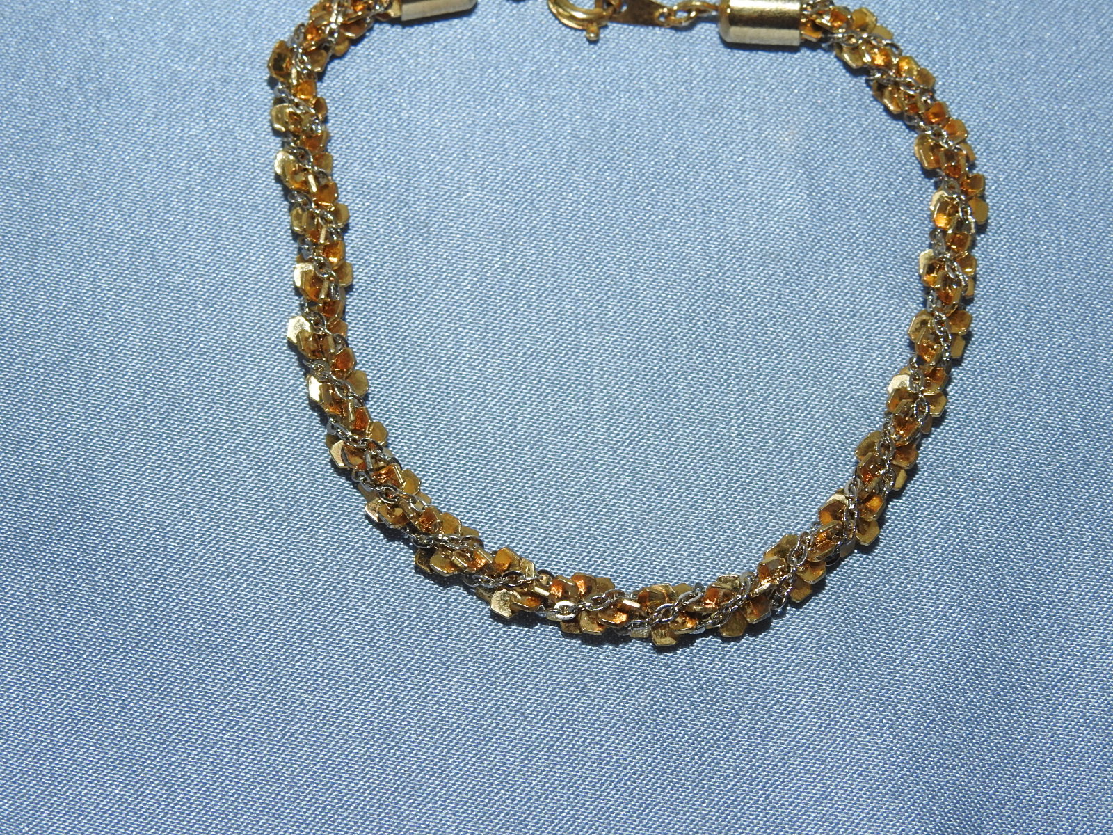 금속재질로된 팔찌