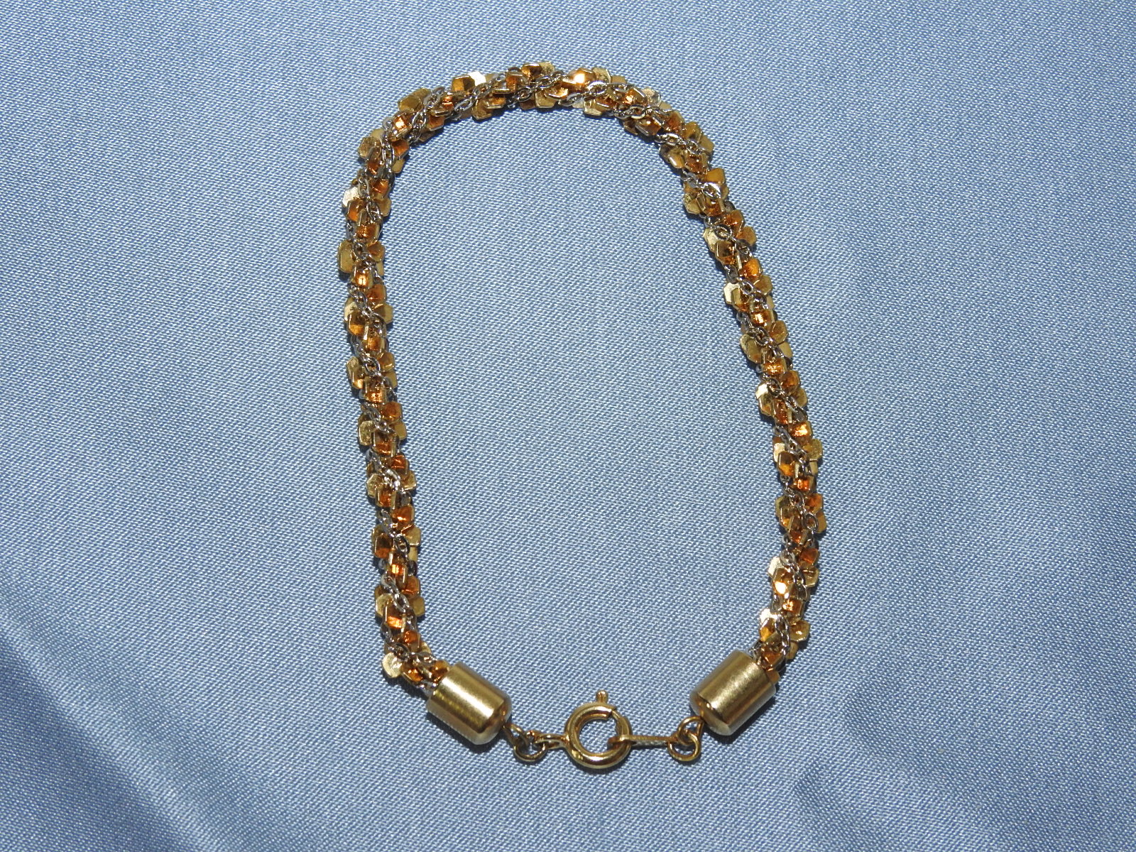 금속재질로된 팔찌