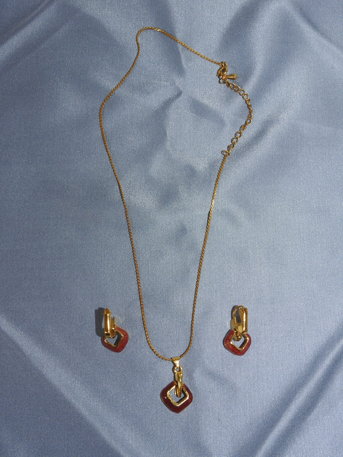 칠보장식된 목걸이 와 귀걸이 셋트