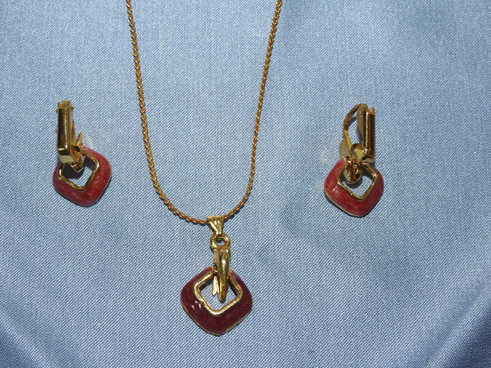 칠보장식된 목걸이 와 귀걸이 셋트