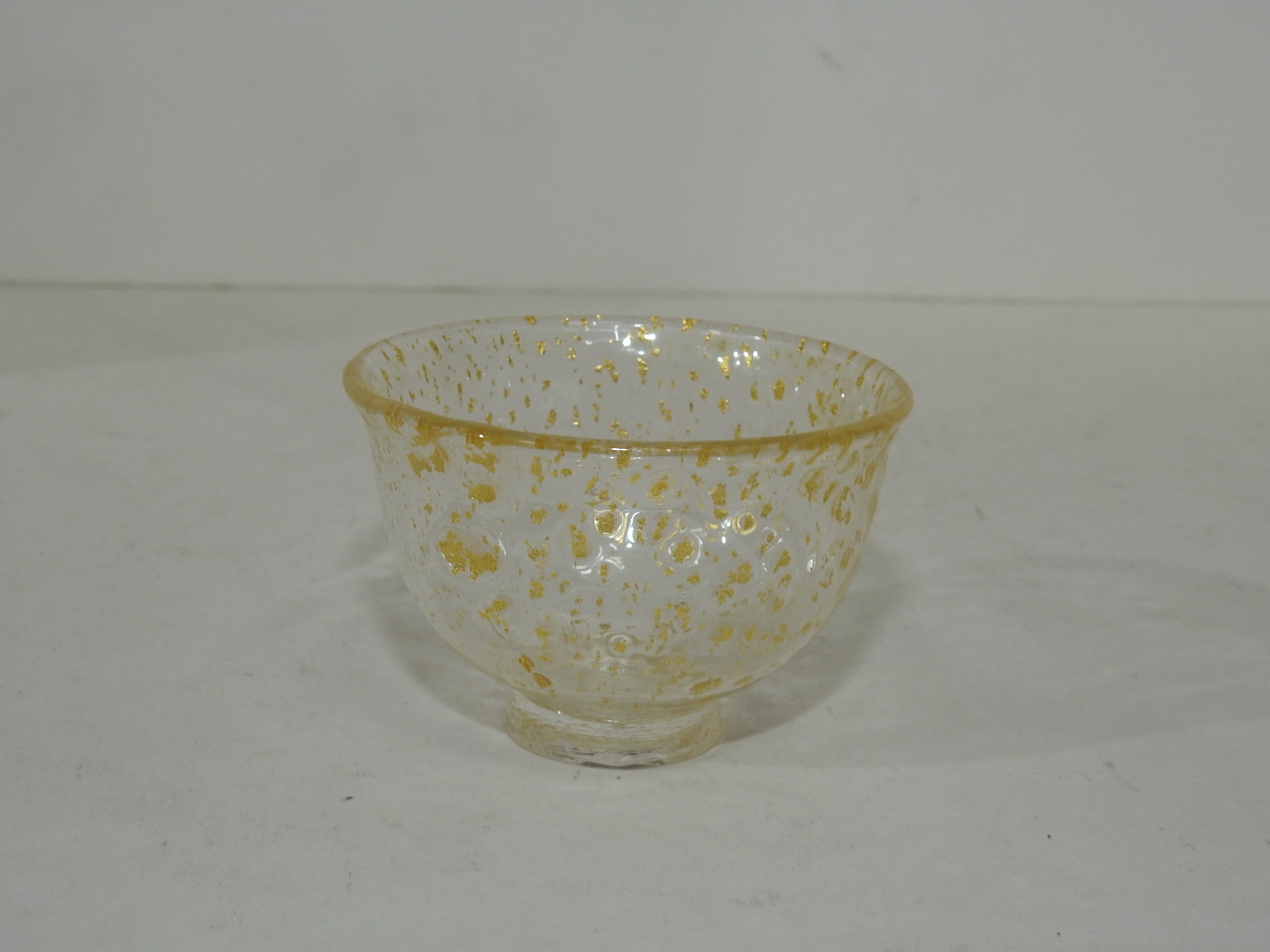 유리에 순금채된 잔