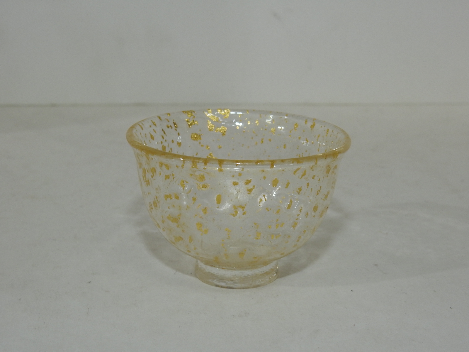 유리에 순금채된 잔