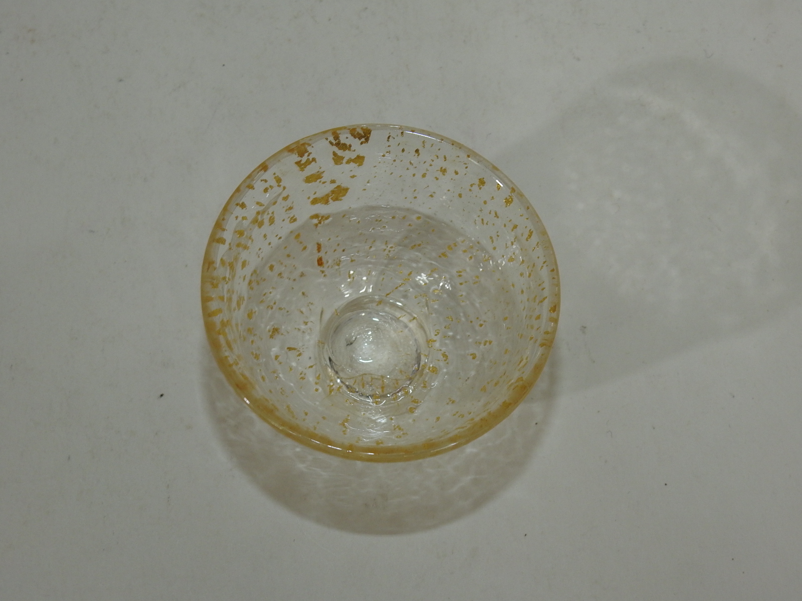 유리에 순금채된 잔