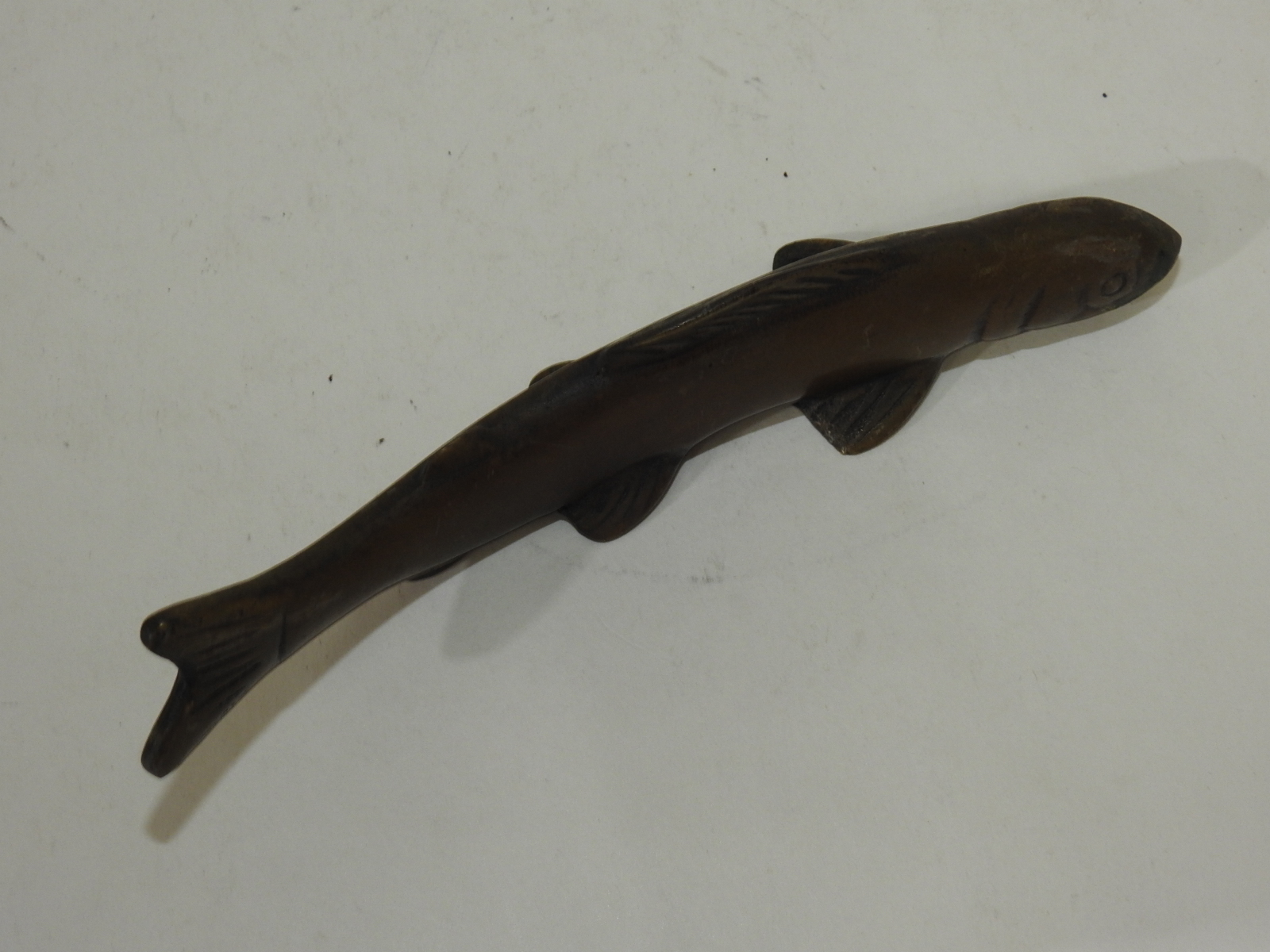 청동통으로된 묵직한 물고기 조각상