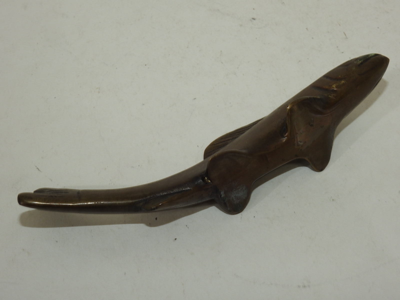 청동통으로된 묵직한 물고기 조각상