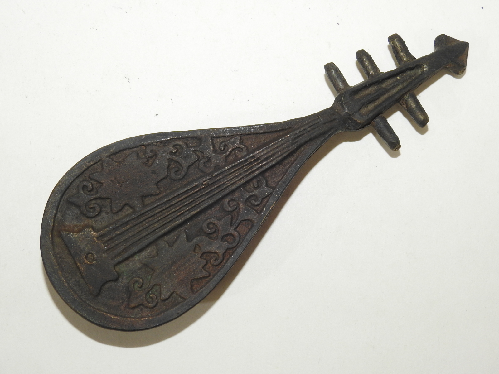 연대가좋은 청동통으로된 악기모양 조각상