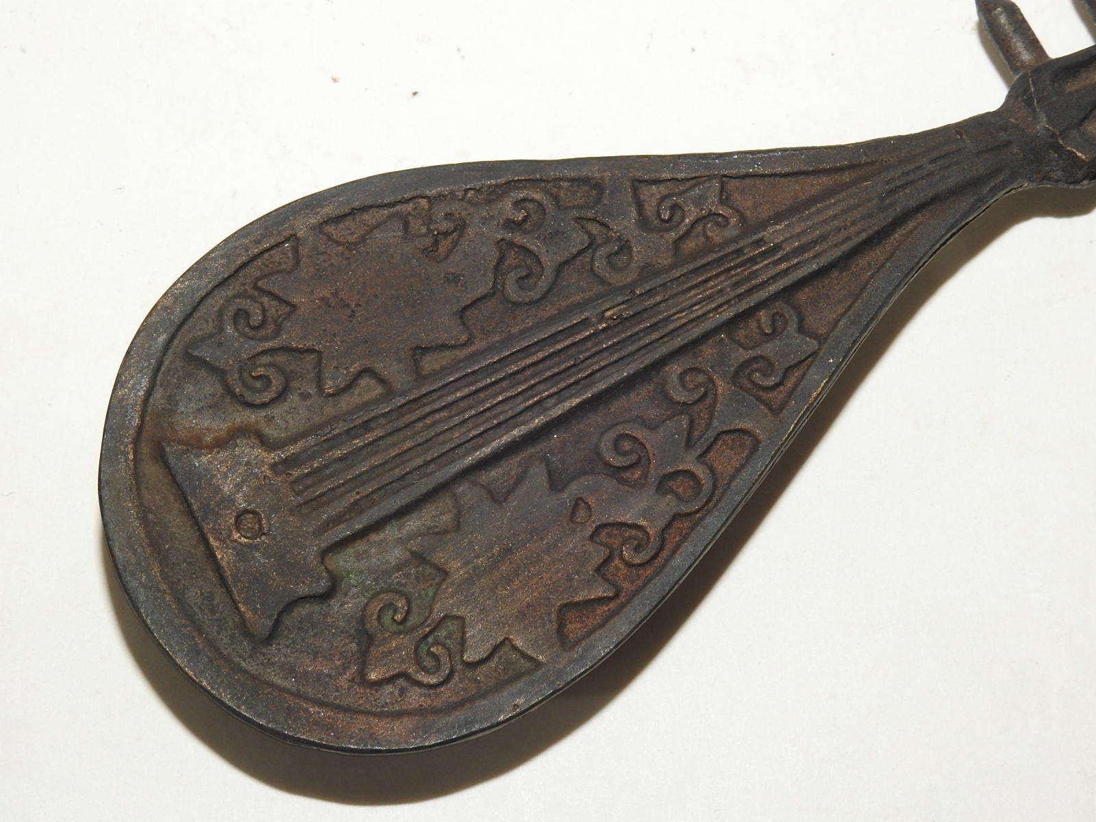 연대가좋은 청동통으로된 악기모양 조각상