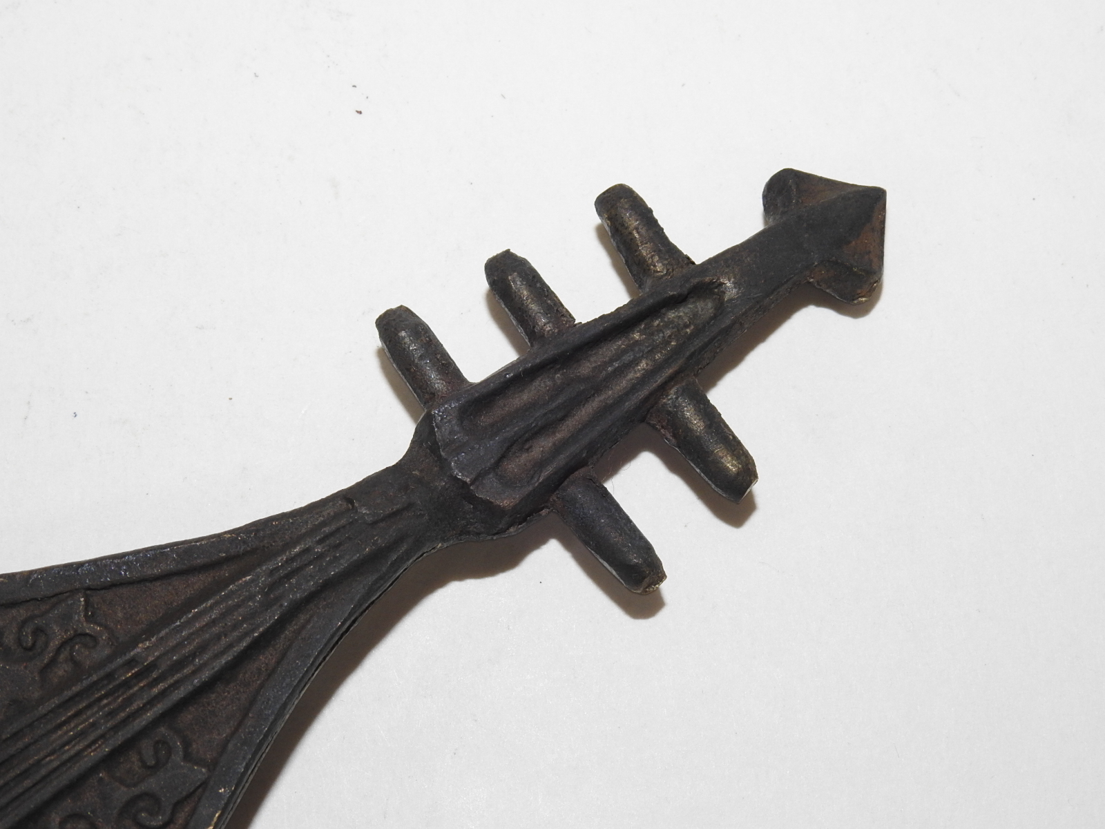 연대가좋은 청동통으로된 악기모양 조각상