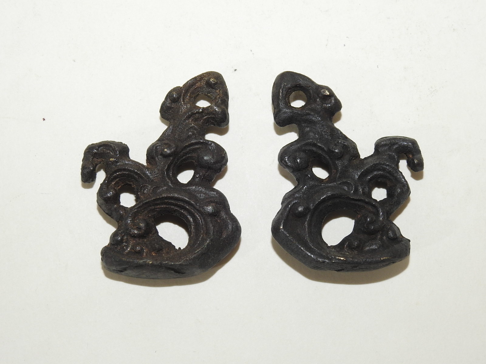 묵직한 청동으로된 화문 조각품 2점