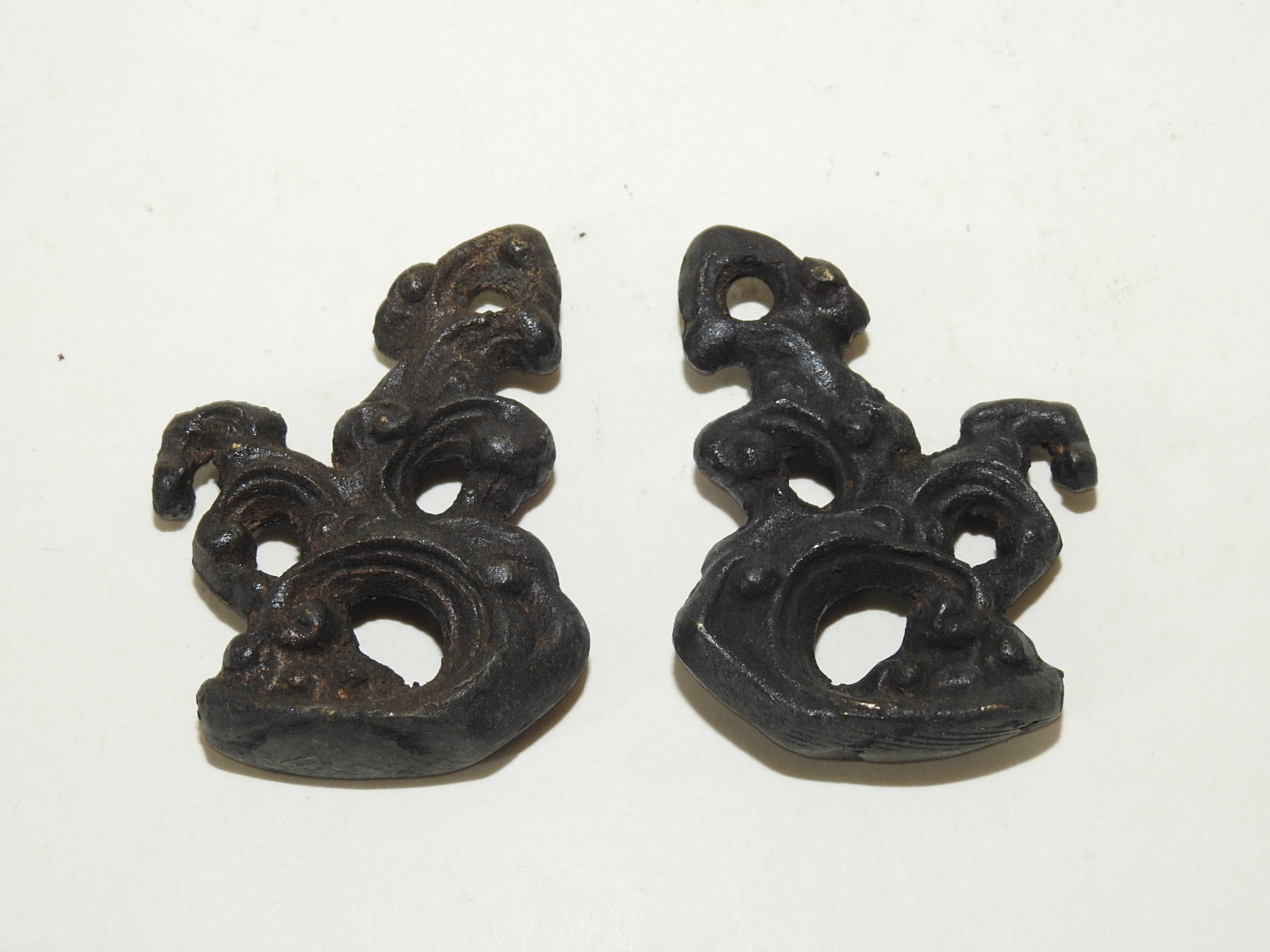 묵직한 청동으로된 화문 조각품 2점