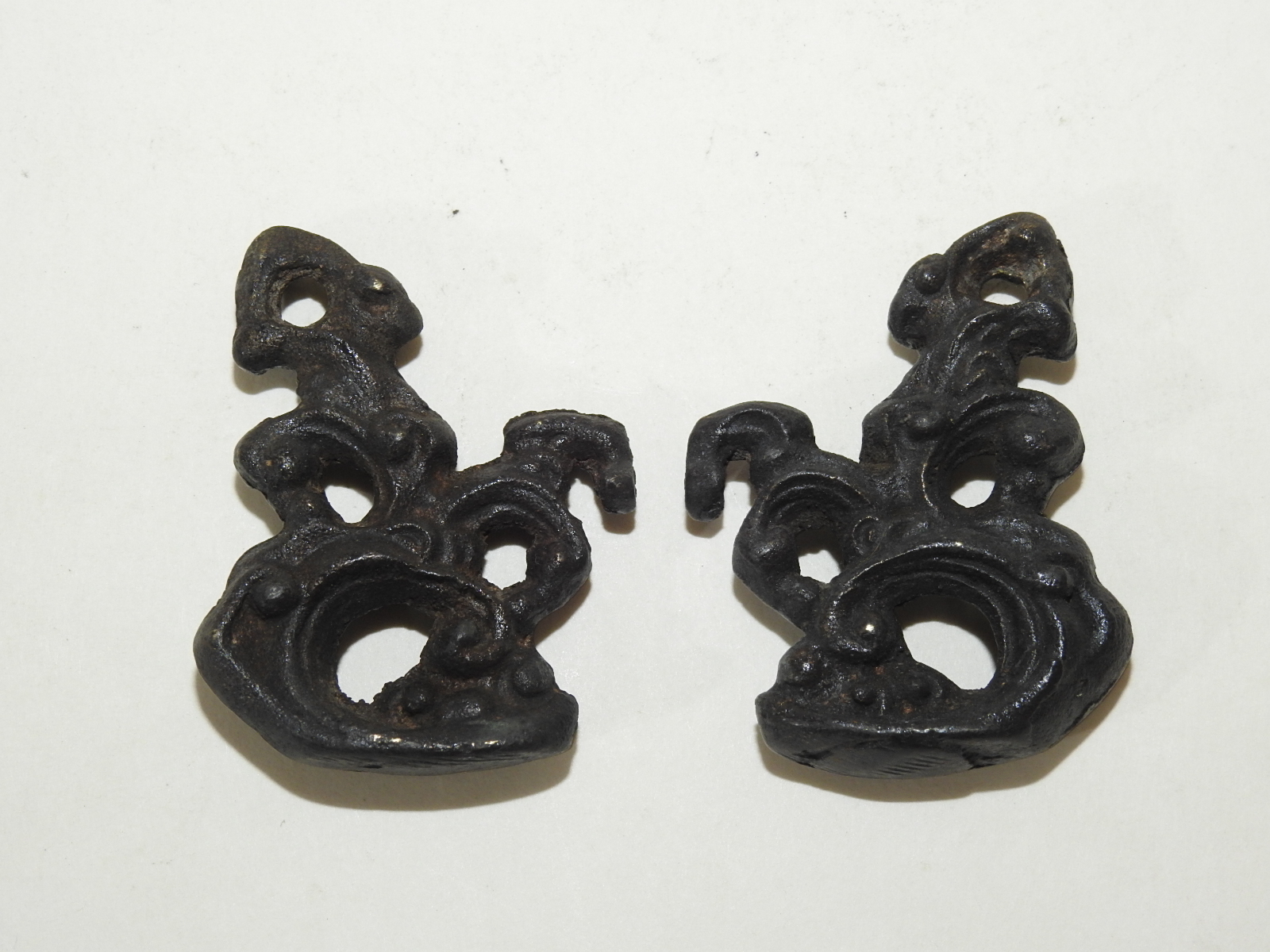 묵직한 청동으로된 화문 조각품 2점