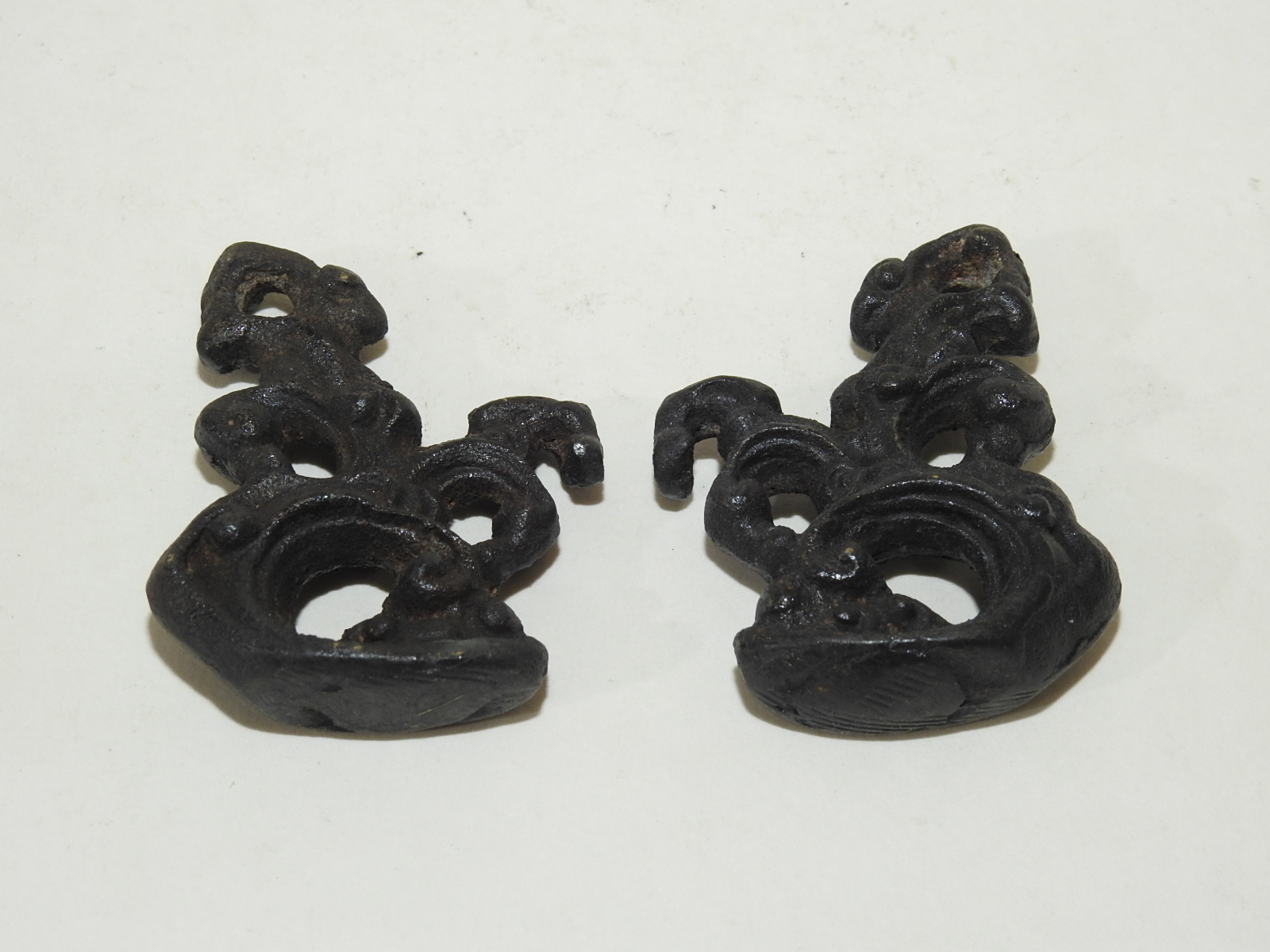 묵직한 청동으로된 화문 조각품 2점