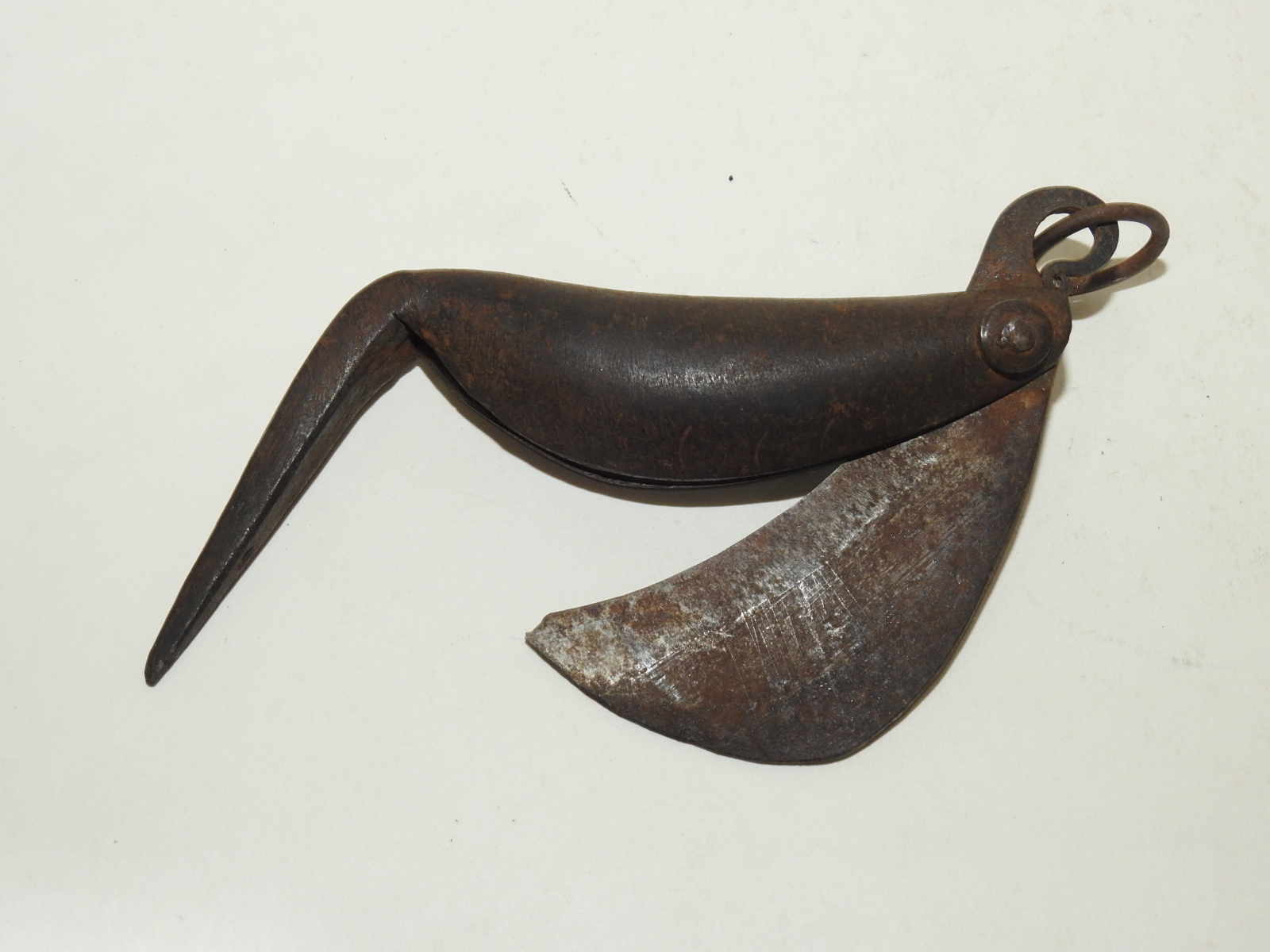 연대가좋은 무쇠로된 특이한 모양의 칼