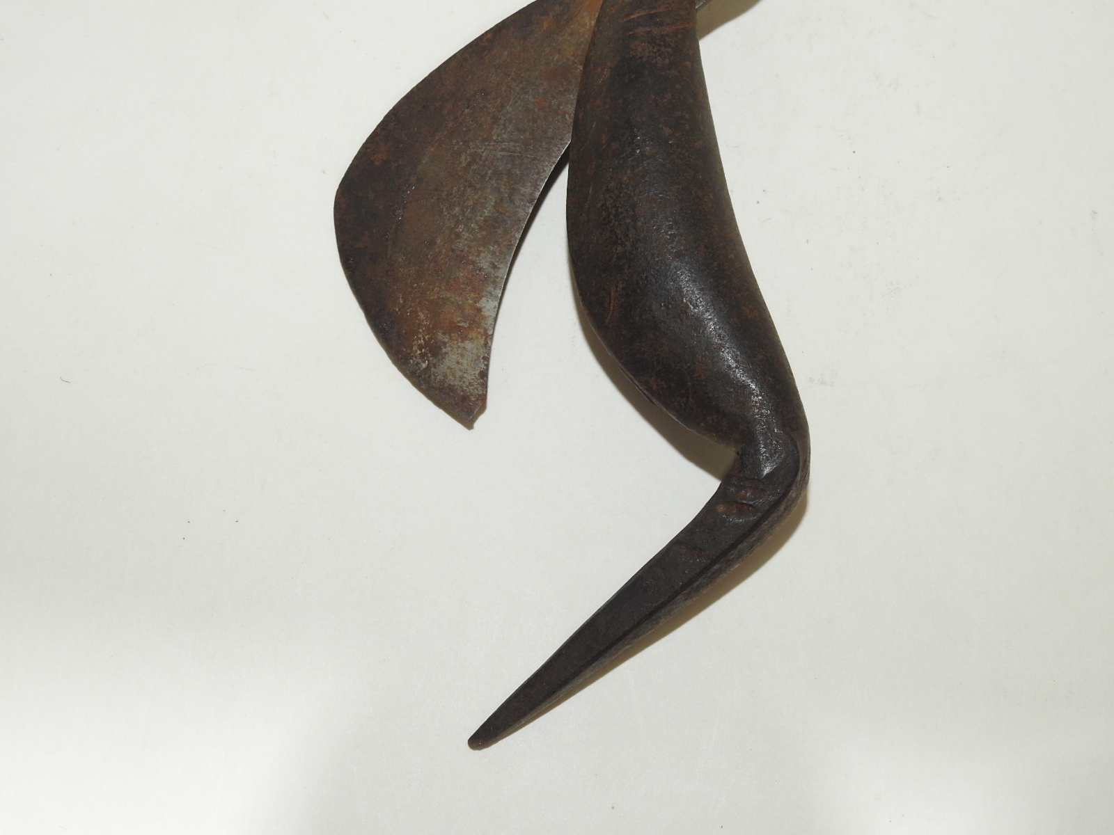 연대가좋은 무쇠로된 특이한 모양의 칼