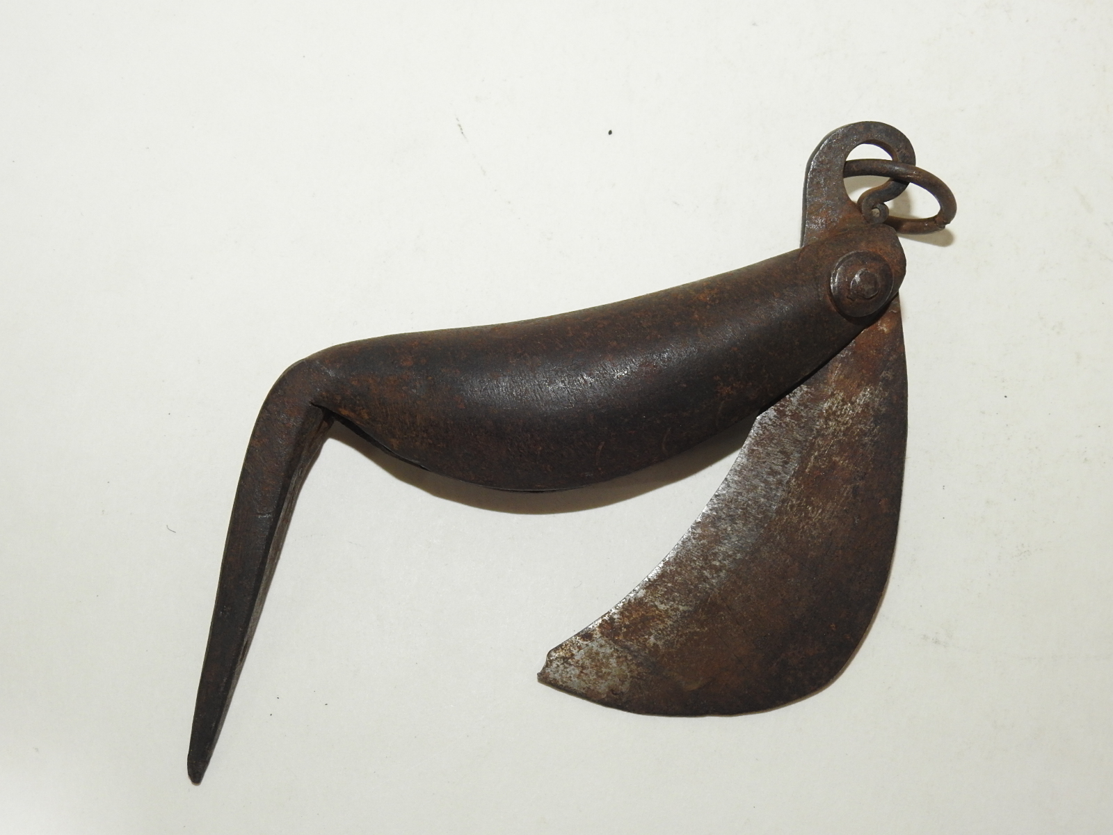 연대가좋은 무쇠로된 특이한 모양의 칼