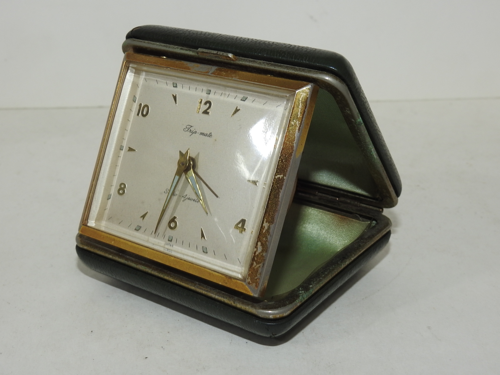 오래된 휴대용 탁상시계