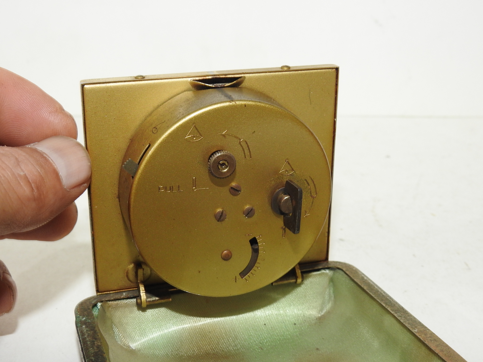 오래된 휴대용 탁상시계