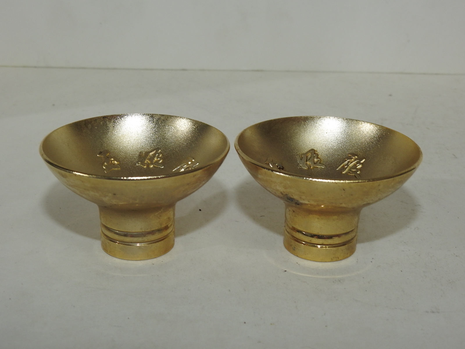 청동에 24K 금도금된 양각 수(壽)자문 잔 2점