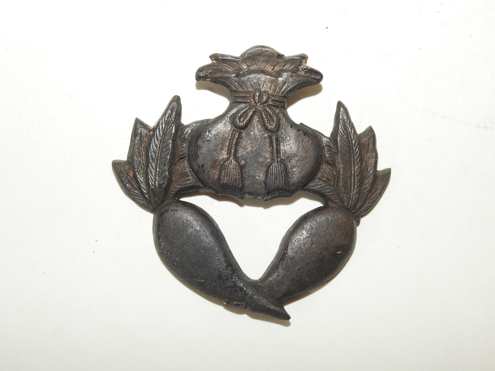 청동으로된 복주머니 모양의 조각품