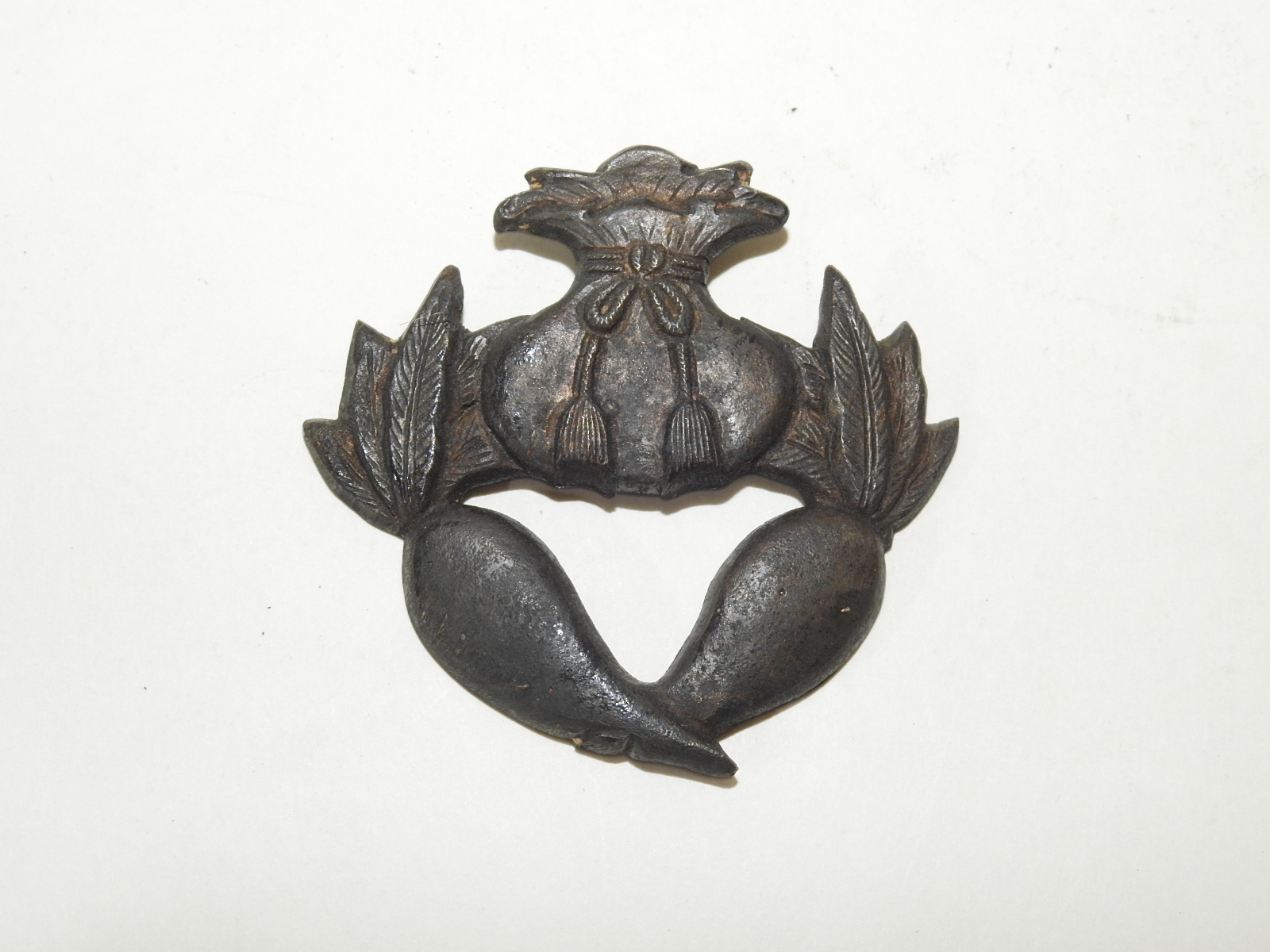 청동으로된 복주머니 모양의 조각품