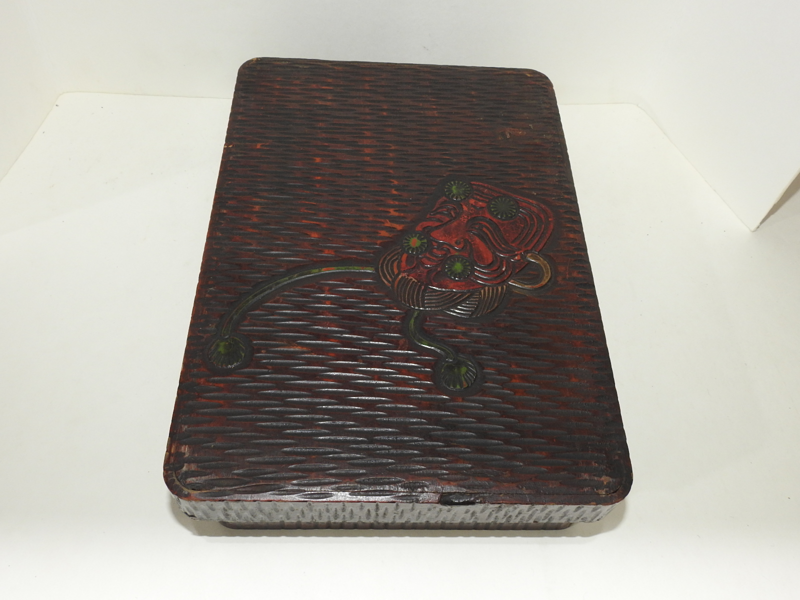 연대가좋은 나무로된 탈이 조각된 함