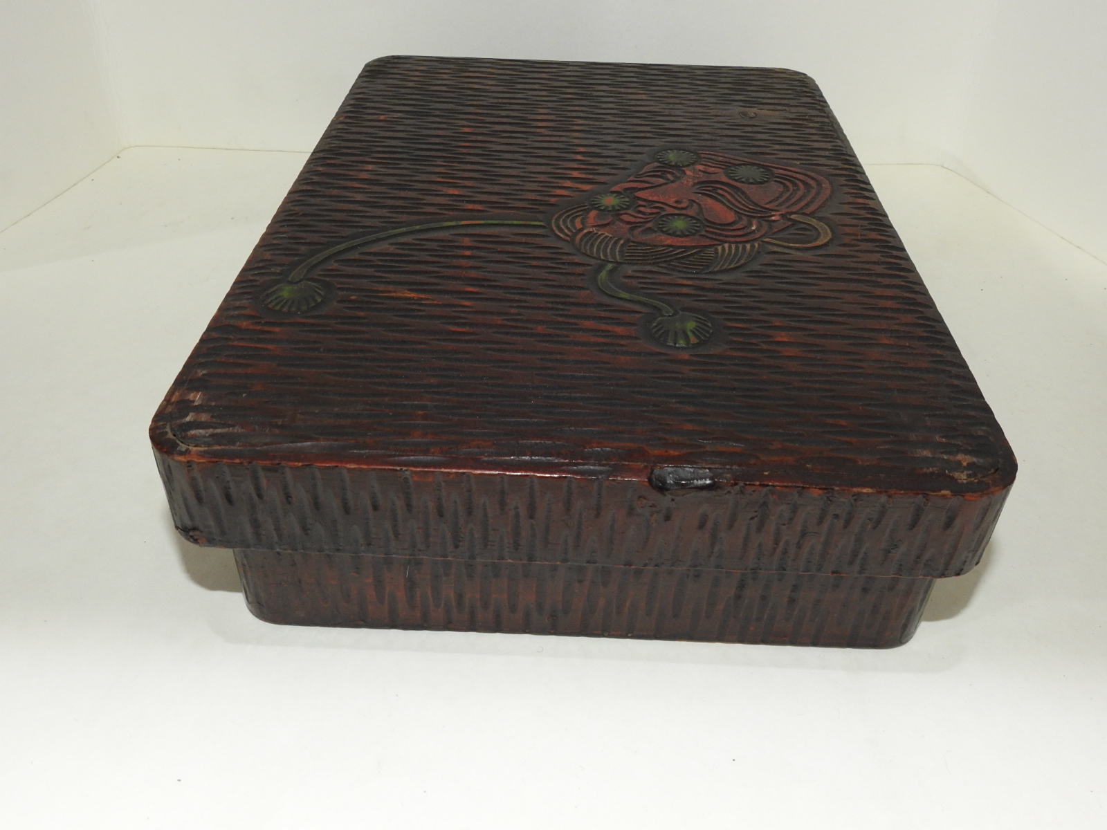 연대가좋은 나무로된 탈이 조각된 함