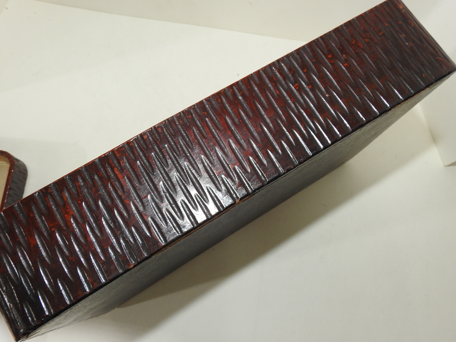 연대가좋은 나무로된 탈이 조각된 함