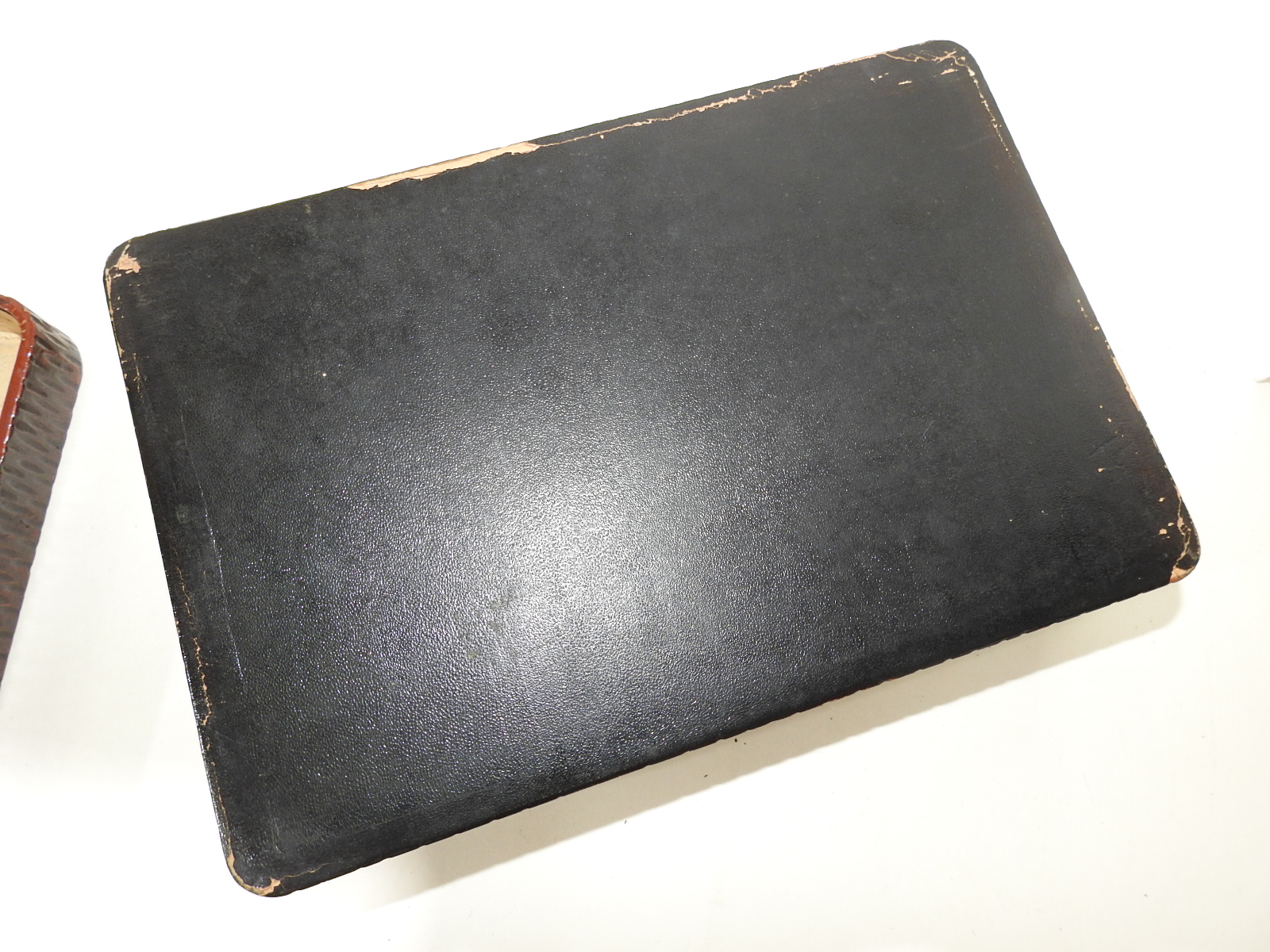 연대가좋은 나무로된 탈이 조각된 함