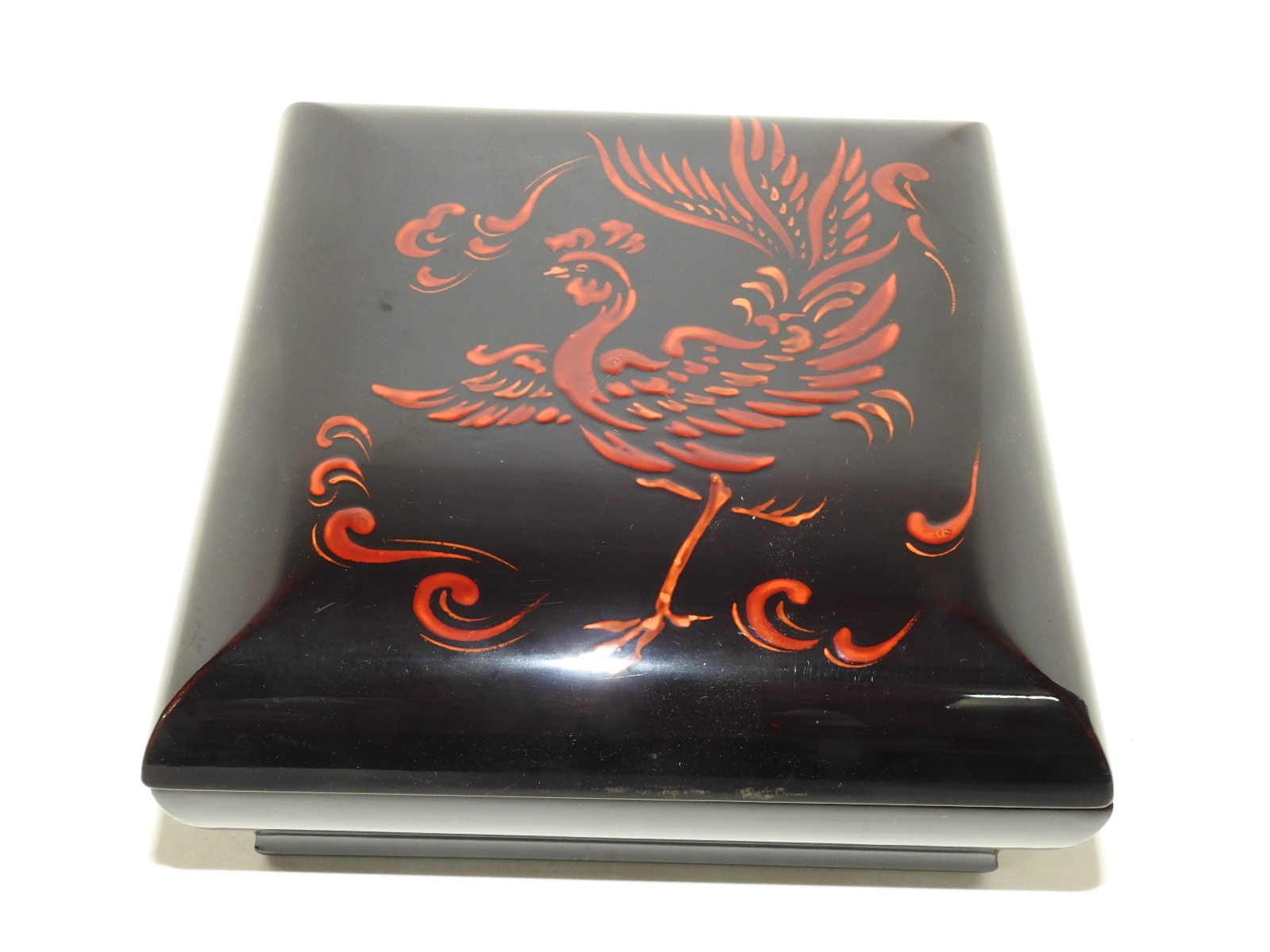 연대가좋은 나무에 옷칠이된 비익조문 사각함