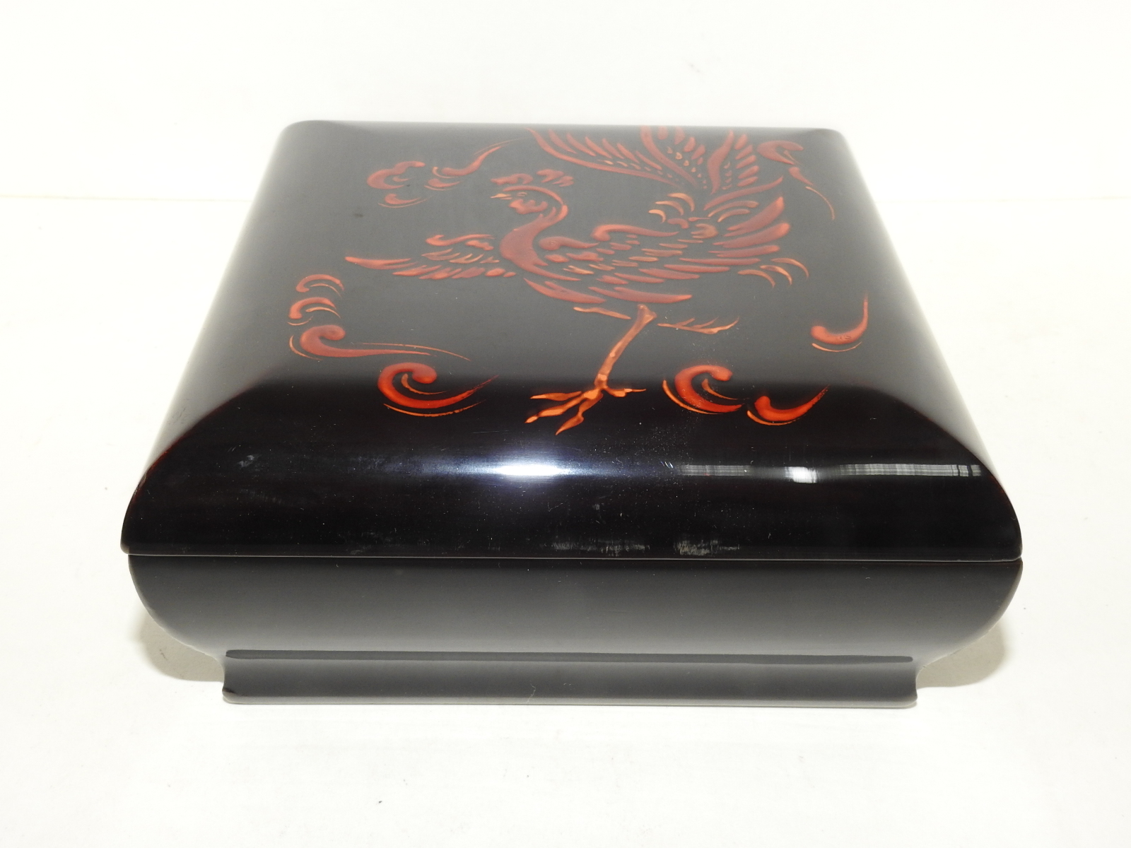 연대가좋은 나무에 옷칠이된 비익조문 사각함