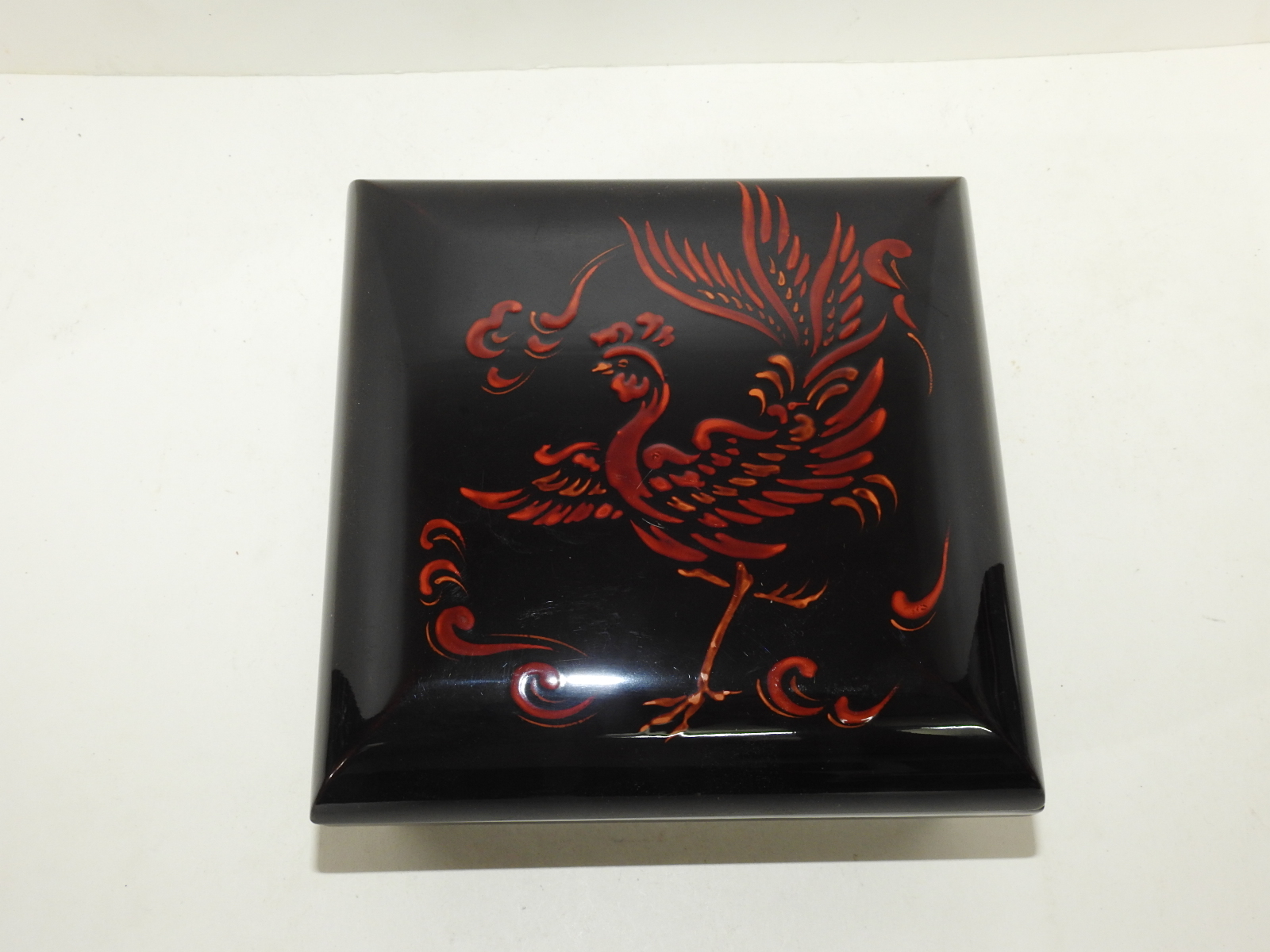 연대가좋은 나무에 옷칠이된 비익조문 사각함