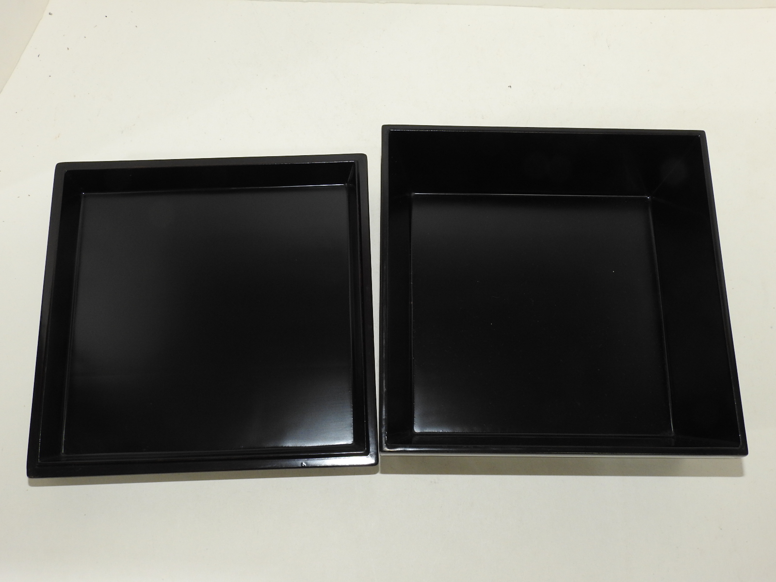 연대가좋은 나무에 옷칠이된 비익조문 사각함