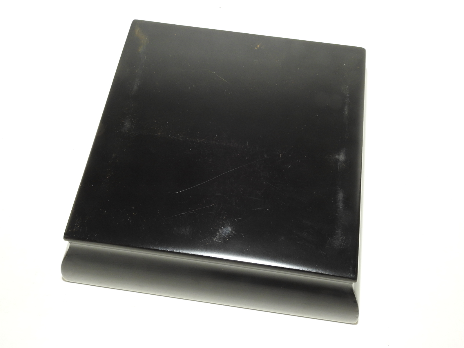 연대가좋은 나무에 옷칠이된 비익조문 사각함