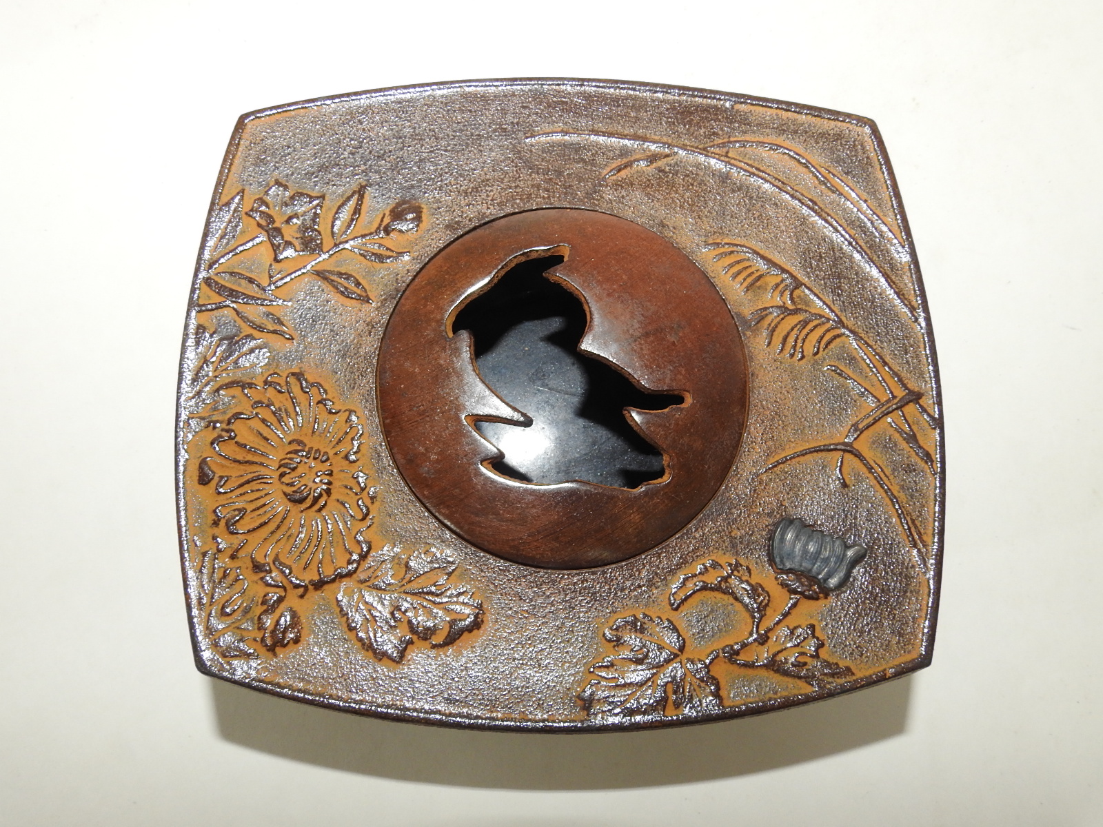 무쇠로도니 국화꽃이 조각된 화도(花道)용 완