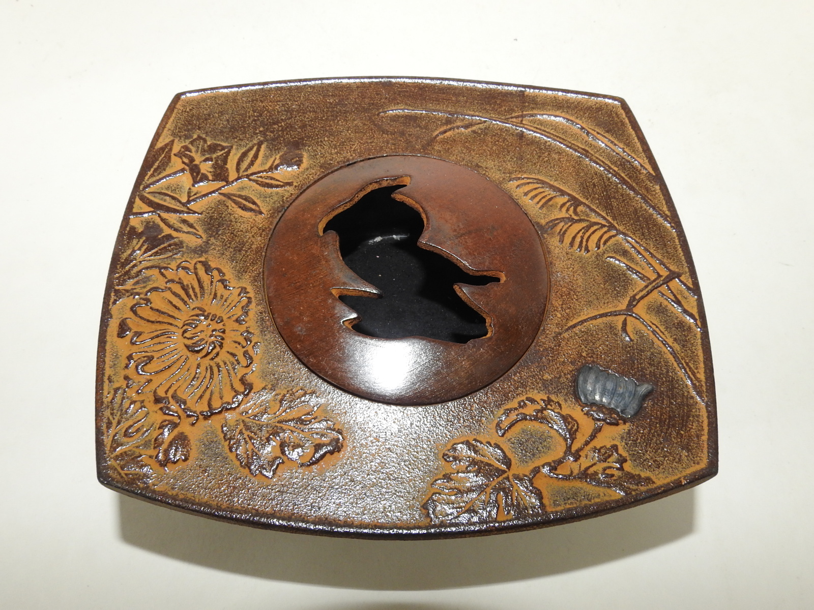 무쇠로도니 국화꽃이 조각된 화도(花道)용 완