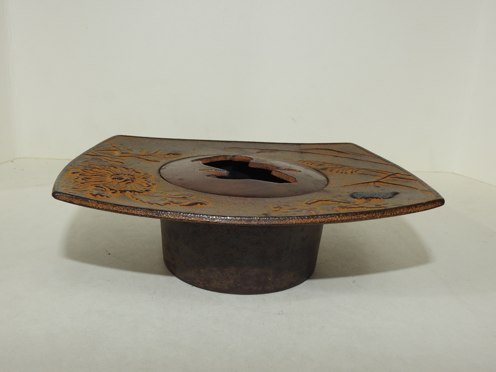 무쇠로도니 국화꽃이 조각된 화도(花道)용 완