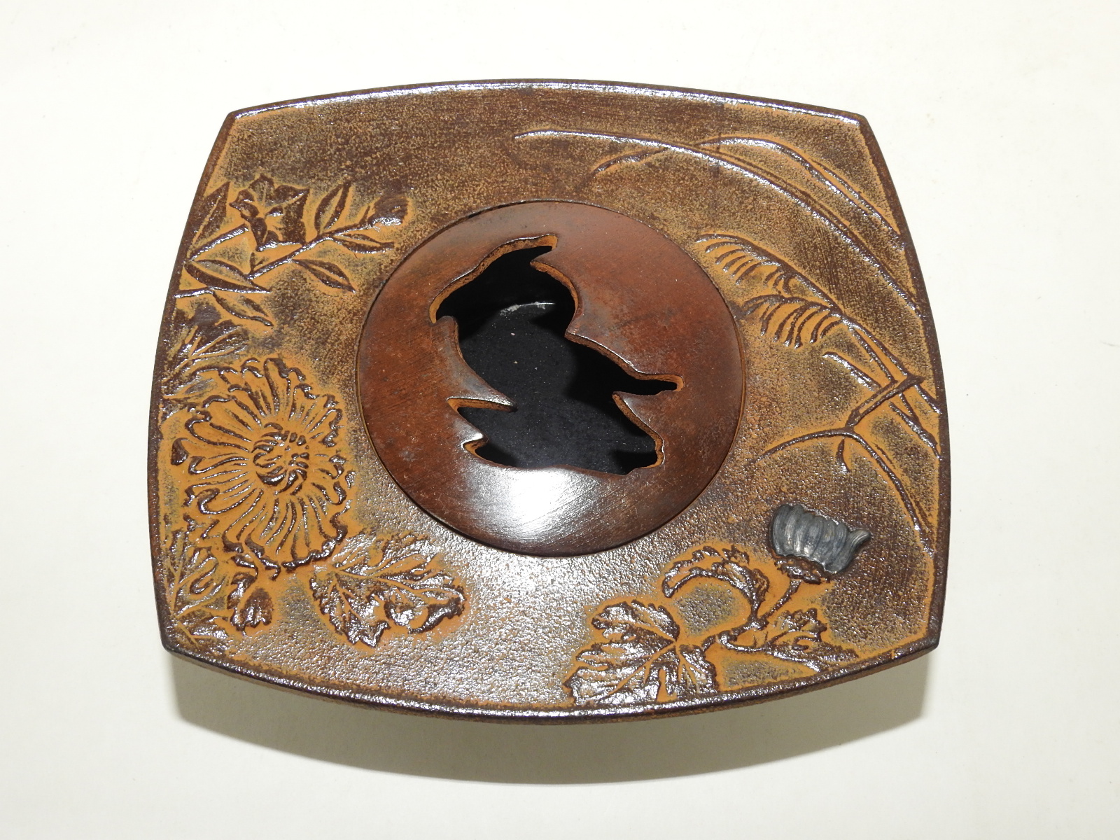 무쇠로도니 국화꽃이 조각된 화도(花道)용 완