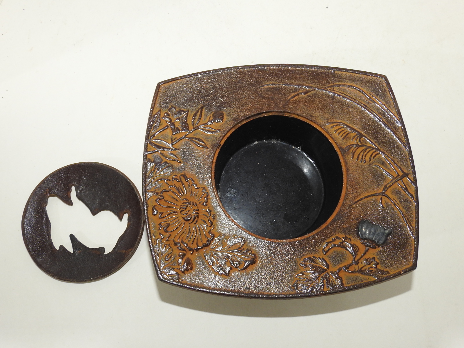 무쇠로도니 국화꽃이 조각된 화도(花道)용 완