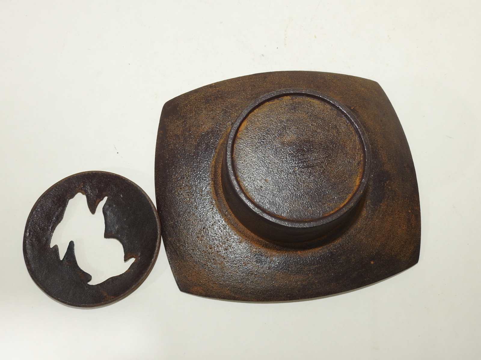 무쇠로도니 국화꽃이 조각된 화도(花道)용 완