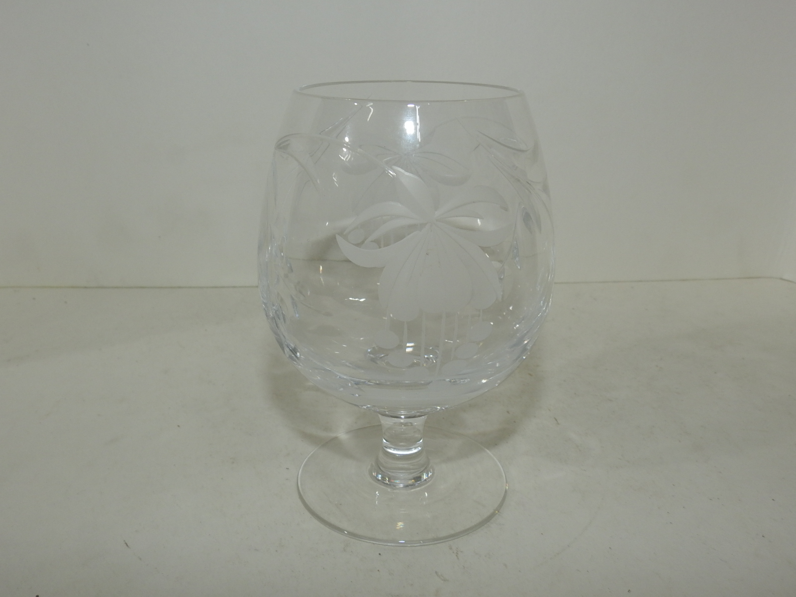 화문이 조각된 크리스탈 와인잔