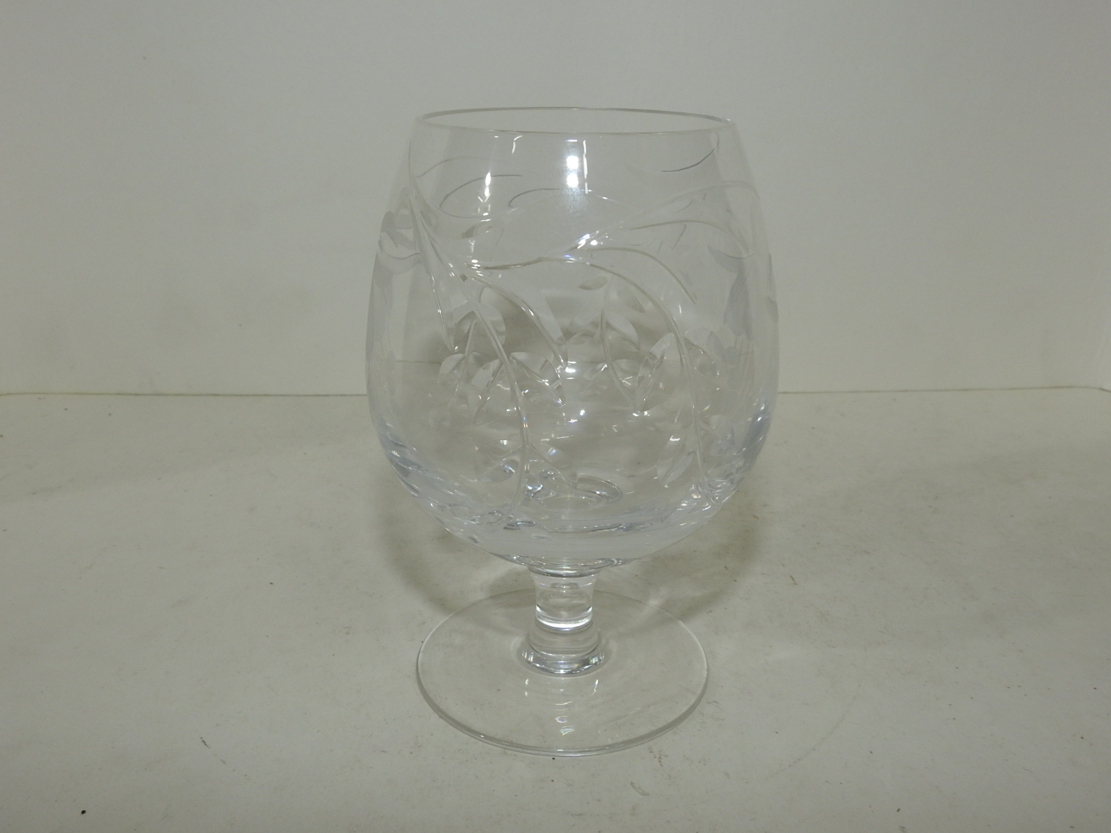 화문이 조각된 크리스탈 와인잔