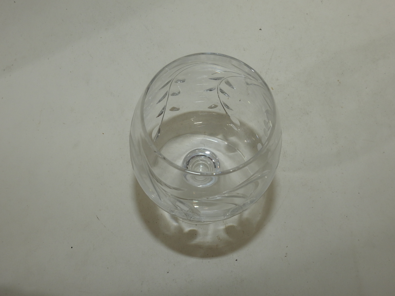 화문이 조각된 크리스탈 와인잔