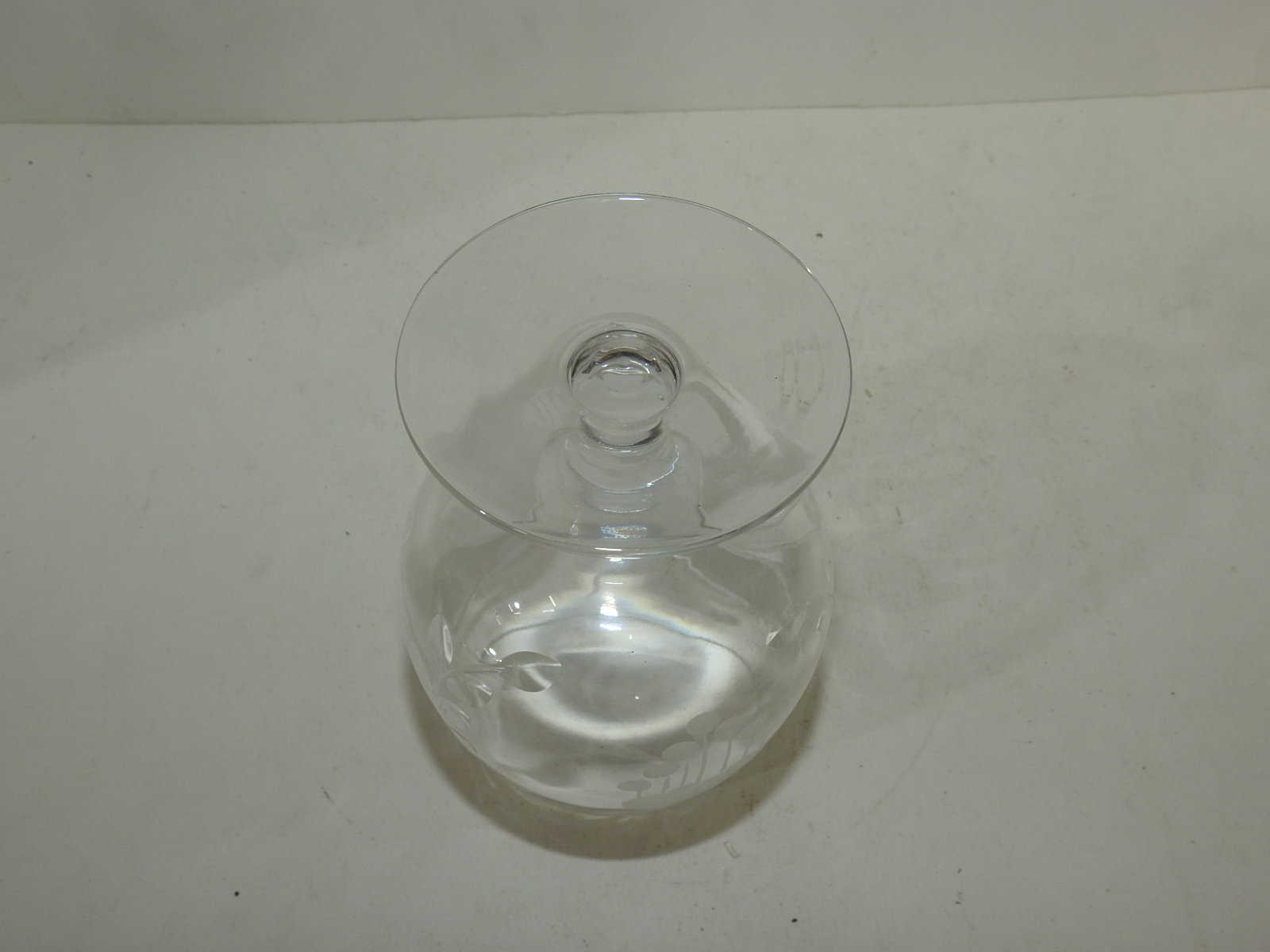 화문이 조각된 크리스탈 와인잔