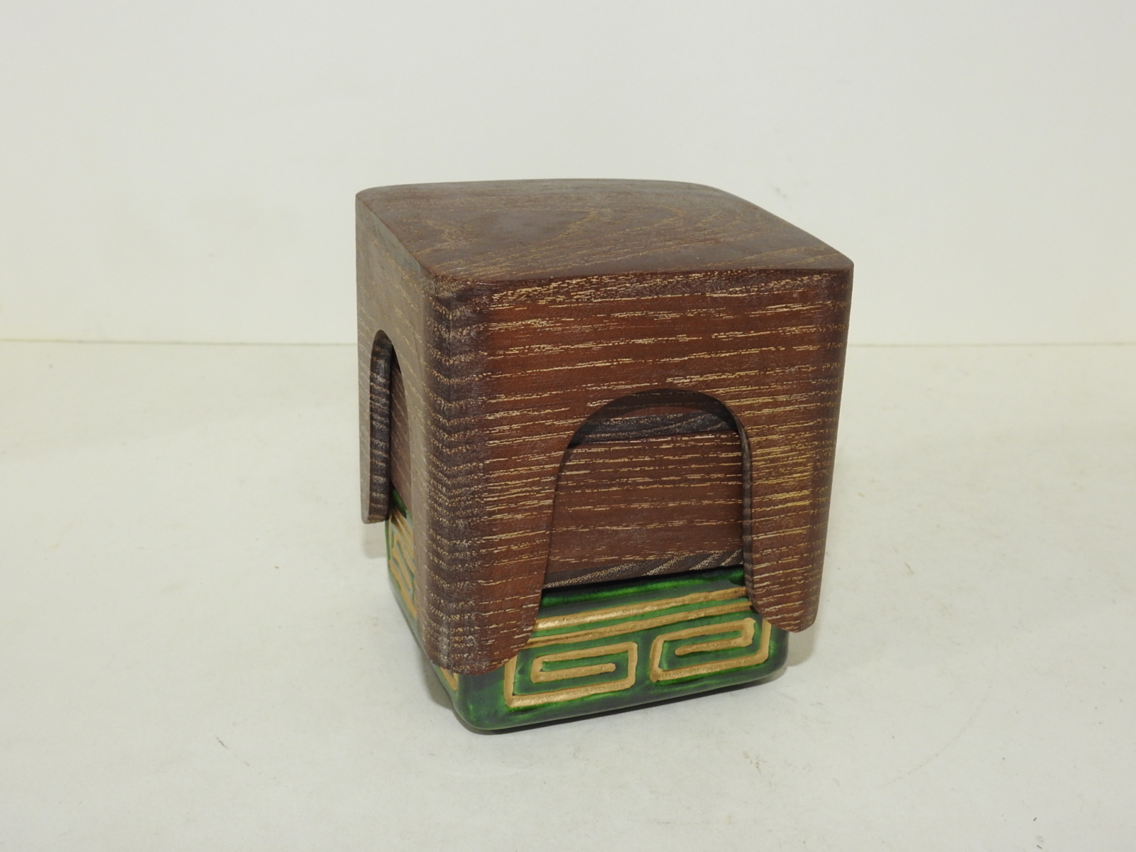 오리베청자에 원목나무로된 삼단향합